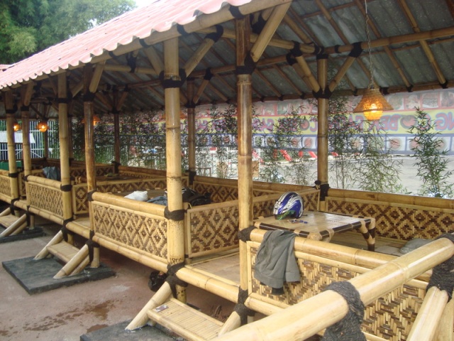 tukang saung bambu saung kayu LOVE GREEN