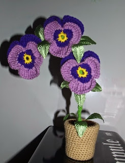 http://translate.googleusercontent.com/translate_c?depth=1&hl=es&rurl=translate.google.es&sl=en&tl=es&u=http://hollandmorrisdesigns.tumblr.com/post/85664137801/free-simple-potted-pansy-crochet-pattern-by&usg=ALkJrhiQWMdFKZX6dYArmafL6CyZPxHc6g