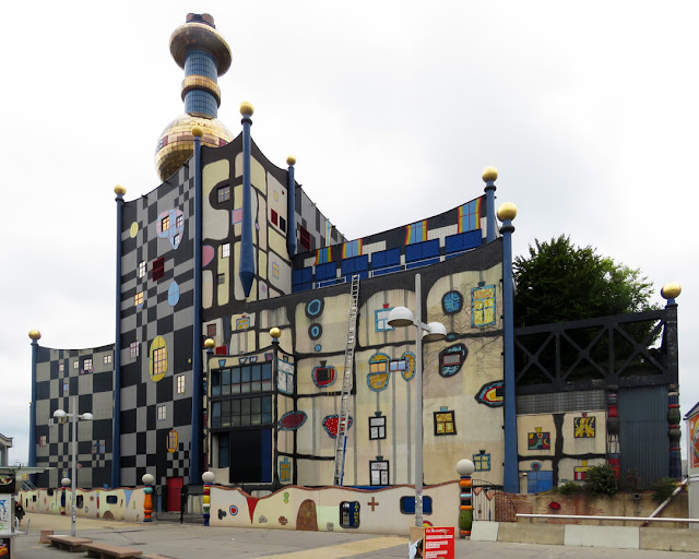 Müllverbrennungsanlage Spittelau (Spittelau incineration plant) by Friedensreich Hundertwasser, Spittelauer Lände, Vienna