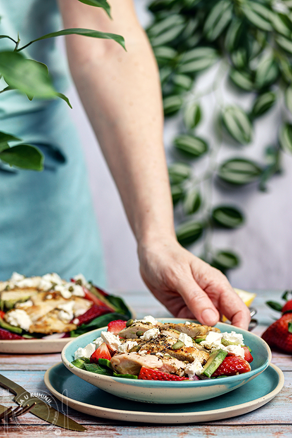 Pileća salata sa jagodama i spanaćem