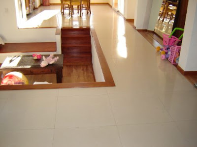 Piso de porcelanato + madera