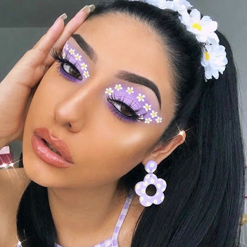 Maquillaje de fantasía con flores violeta