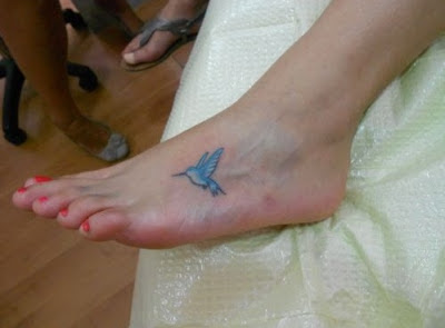 TATTOO TATUAJE COLIBRI PARA MUJER EN PIE