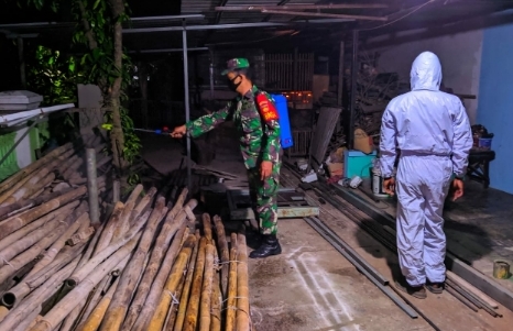 SAMBANGI WARGA PUCANGAN GUGUS TUGAS COVID 19 SEMPROT DISINFEKTAN DI RUMAH-RUMAH WARGA