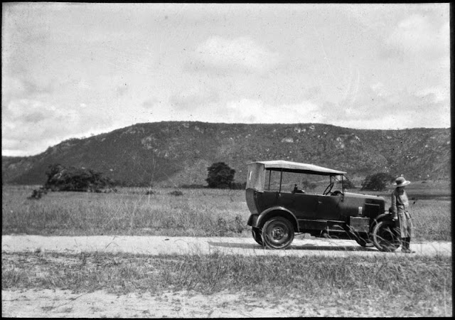 Travel by car East Africa 1920s. E.O. Teale Collection