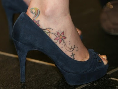 Mulher de salto e tatuagem no pé