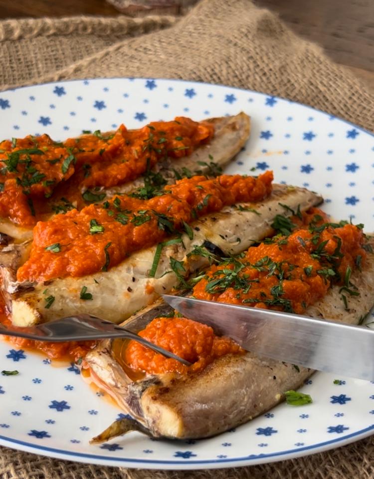 Caballa a la plancha con salsa de tomate