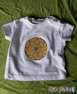 Que pintas! Camiseta para bebé pintada a mano con mándala