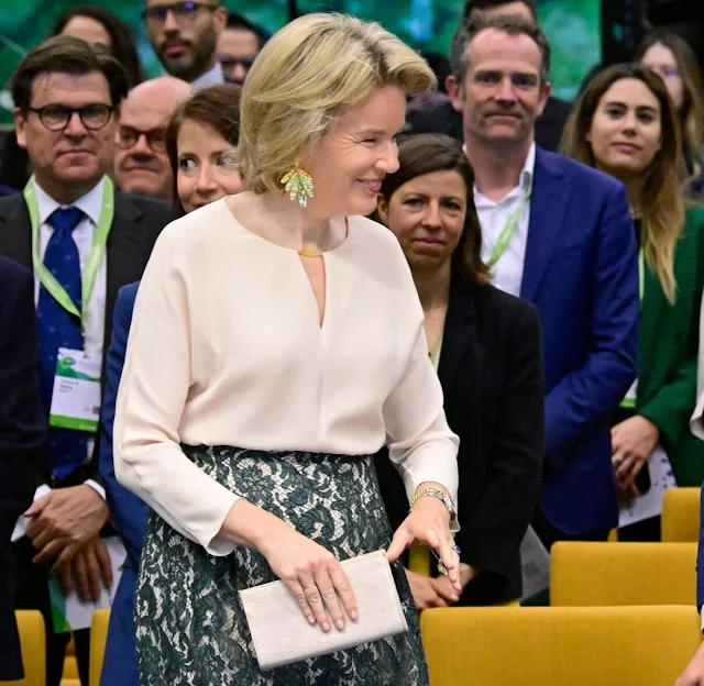 Queen Mathilde wore a light pink top by Natan, and a green lace skirt by Natan. Gold earrings and Natan pumps, Armani clutch bag
