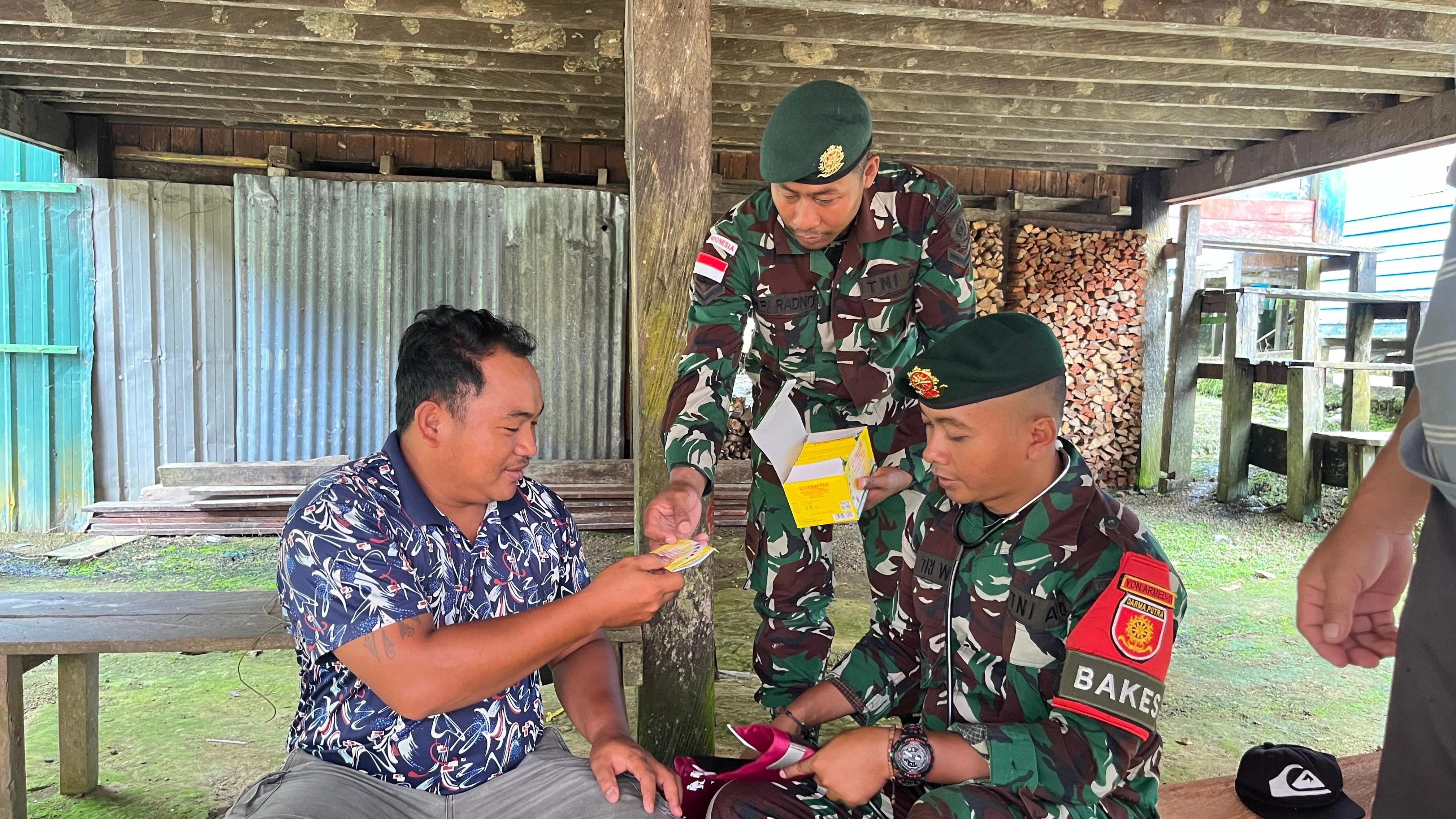 Dedikasi Satgas Yonarmed 11 Kostrad Berikan Pengobatan Gratis Kepada Masyarakat di Perbatasan RI-Malaysia