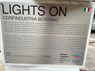 The description of the Lights On installation in Italian and English.