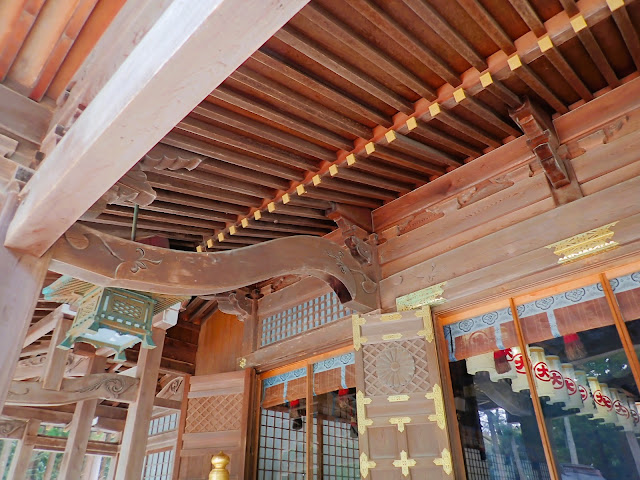 神社的正殿是一座雄偉的建築。