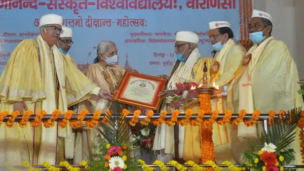वाराणसी : संपूर्णानंद संस्कृत विवि के दीक्षांत समारोह में शामिल हुई राज्यपाल, बोली छात्रों के घर पहुंचाई जाए उपाधियां