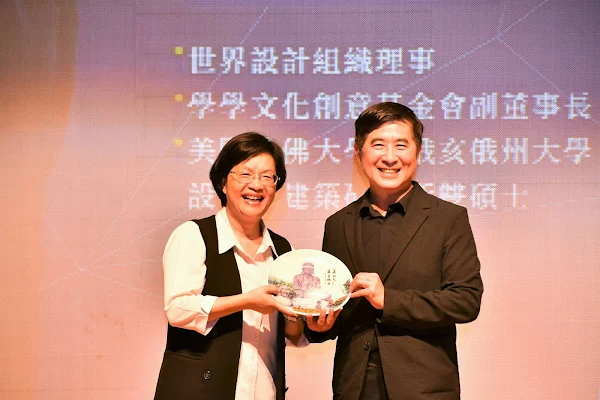 ▲彰化縣長王惠美感謝台灣設計研究院張基義院長在這段期間的協助指導縣府團隊辦理籌備2025設計展。（彰化縣政府提供）