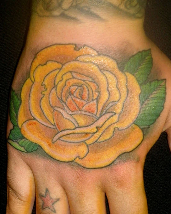 chicas con tatuajes de rosas de diferentes colores