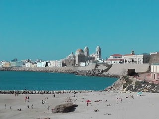 Catedral de Cádiz desde la playa Santa Maria del mar