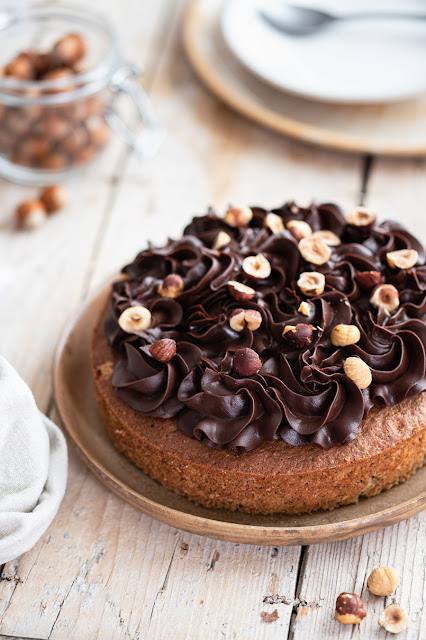 Gâteau aux noisettes et ganache au chocolat