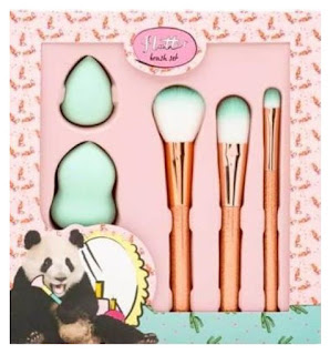 Source: Watsons. The Xmas Flutter Brush Set has both brushes and sponges.