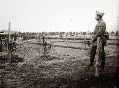 Vastakaivettuja hautoja Itä-Ranskassa 1916.
