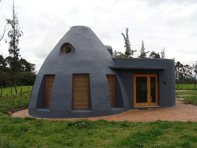 Casas feitas com sacos plásticos reciclados