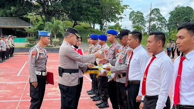 Kapolsek Bulagi Bersama Anggota Mendapatkan Piagam Penghargaan Dari Kapolres Bangkep