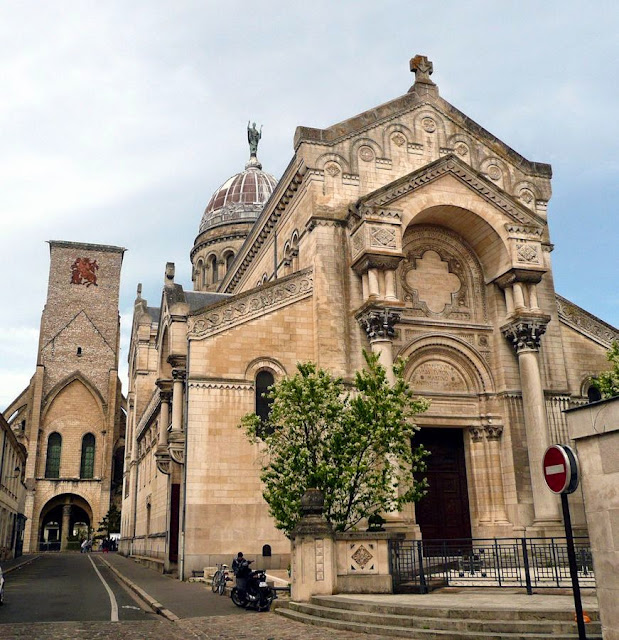 Tours: exterior da basílica de São Martinho