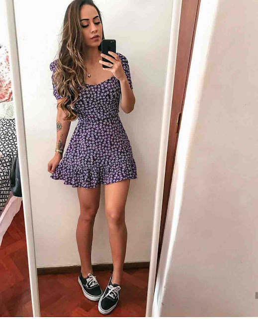 Vestido floral e tênis vans