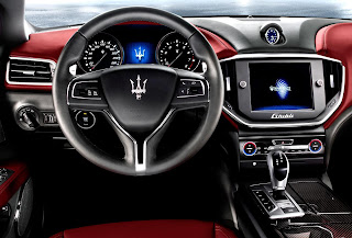 Nuova Maserati Ghibli quattro porte: interni e volante