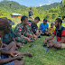  Laksanakan Komsos Yang Humanis Di Papua, Personel Satgas Pamtas Yonif 126/KC Duduk Santai Bersama Masyarakat Perbatasan