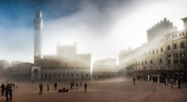 Palazzo Pubblico en la Piazza del Campo (Siena) en la niebla, por la mañana :: Panorámica 8 x Canon EOS5D MkIII | ISO200 | Canon 24-105@24mm | f/4.5 | 1/30s