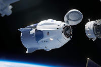 Wizja artystyczna dokującego do ISS statku Dragon 2. Credits: NASA/SpaceX.