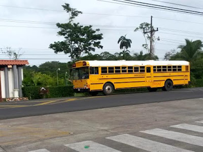 Autobus escolar amarillo en Costa Rica