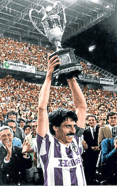 El capitán Pepe Moré levanta la Copa de la Liga. REAL VALLADOLID DEPORTIVO 3 CLUB ATLÉTICO DE MADRID 0. 30/06/1984. Copa de la Liga, 2ª edición, final, partido de vuelta. Valladolid, estadio José Zorrilla.