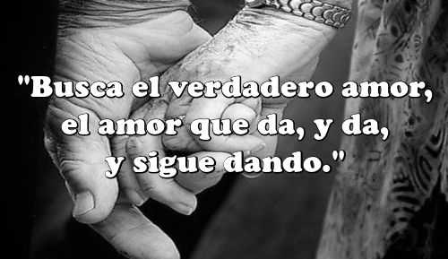 Amor Ágape. ¿Lo conoces? No es por causas sexuales el amor ágape es el amor divino a las personas aún sin conocerlas. El amor verdadero, Amor Ágape, es más que un sentimiento hermoso, es un compromiso.   Un compromiso es una decisión respaldada por las acciones. No te conformes con un amor egoísta, con un amor que solo piensa en si mismo.   ¡Busca el verdadero amor, el amor que da, y da, y sigue dando.! Es un amor abnegado y sacrificado. Al decidir amar a una persona se decide honrarla con actos de amor sin importar nuestros sentimientos.   El que conoce y experimenta a Ágape, se da cuenta de que nada más en este mundo tiene importancia, sólo amar.