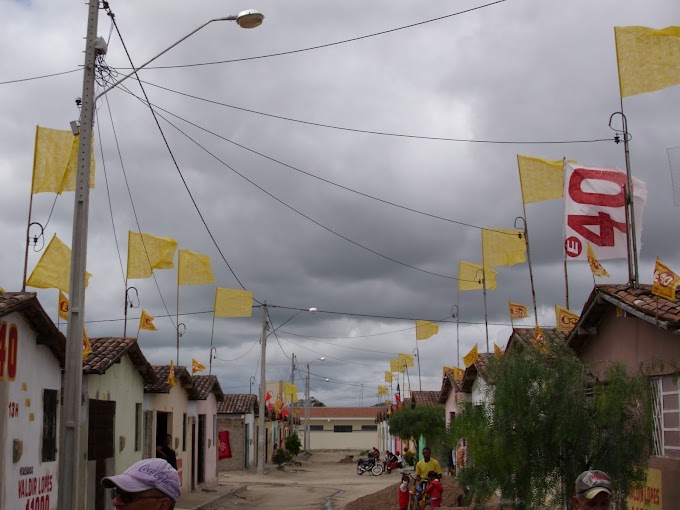 BANDEIRAS DEIXAM RUAS COLORIDAS EM SALOÁ-PE