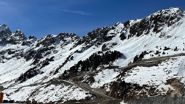 Ähnliches Bild in Kühtai. Spontane und gesprengte nasse Lockerschneelawinen. (Foto: 22.03.2023)