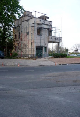 Lado de la casa de estilo en restauración