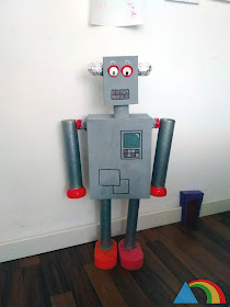 Robot hecho con materiales reciclados: cartones de rollos de papel, cajas de café, bolas de plástico...