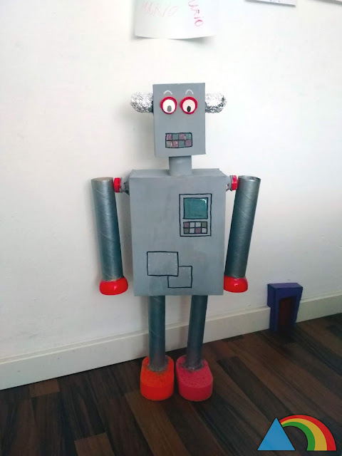 Robot hecho con materiales reciclados: cartones de rollos de papel, cajas de café, bolas de plástico...