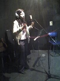 En el estudio de grabacion.
