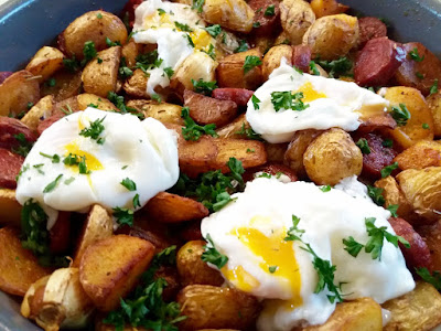 alt="patates au chorizo et oeuf poché"