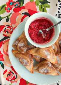 such an easy recipe! baked cinnamon sugar cream cheese wontons with a tangy raspberry dipping sauce!