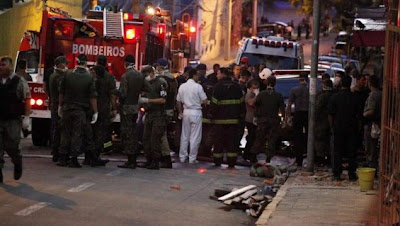 bomberos en la puerta de la discoteca kiss