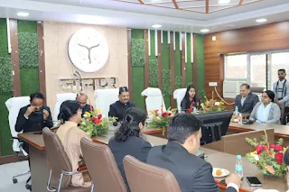 Jaunpur News : डीएम ने कलेक्ट्रेट प्रांगण में किया झंडारोहण, बोले- एक लंबे संघर्ष के बाद हमें आजादी मिली | Naya Savera Network Jaunpur News : डीएम ने कलेक्ट्रेट प्रांगण में किया झंडारोहण, बोले- एक लंबे संघर्ष के बाद हमें आजादी मिली | Naya Savera Network