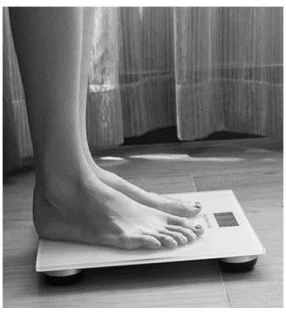 Marcela foi verificar o seu peso em uma balança de molas, porém a balança foi mal ajustada, ficando inclinada em relação à horizontal, como ilustrado na figura.