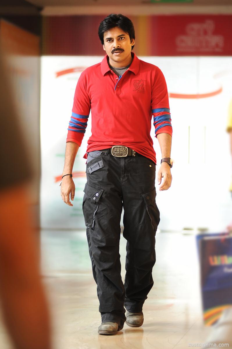 pawan kalyan stylish stills in Attarintiki Daredi(5)