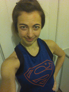 Coureuse souriante, camisole Superman