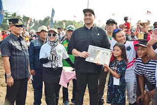Menteri Pemuda dan Olahraga Republik Indonesia (Menpora RI) Dito Ariotedjo, menyempatkan hadir menyaksikan partai final Kejuaraan Pacuan Kuda Ambal, Piala Bupati Kebumen Cup 2023