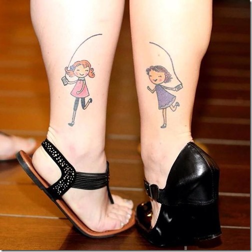amigas_llena_de_vida_con_sus_celulares_a_puestos