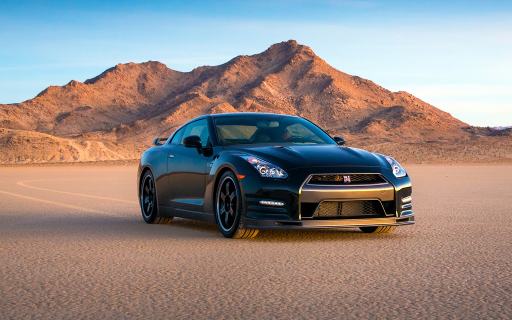 2014 Nissan GT-R Track Edition Specs, 2014 Nissan GT-R Track Edition Reviews, 2014 Nissan GT-R Track Edition prices, Newest cars release, Car specifications, Car prices, Car Pictures, Car News and Reviews at luxuriousautomotive.blogspot.com, 2014 Nissan GT-R Track Edition front angle